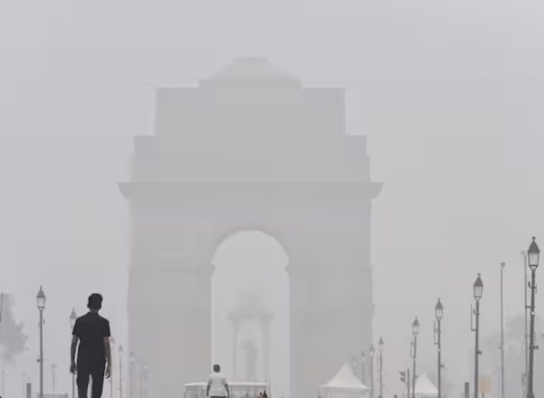 IS IT MAY OR DECEMBER IN DELHI: FOG IN DELHI WITH 15.8° CELSIUS TEMPERATURE